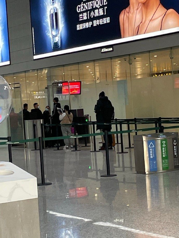 伴侣宣称放下一切庄严接管他的攻讦，mm因他指点时突发的情感而无措。